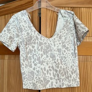 Size 6 Lululemon T-shirt never worn like new